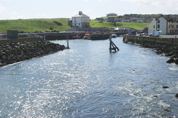 Luz del sol brillando en el agua en el puerto de Eyemouth, Berwickshire — Foto de Stock