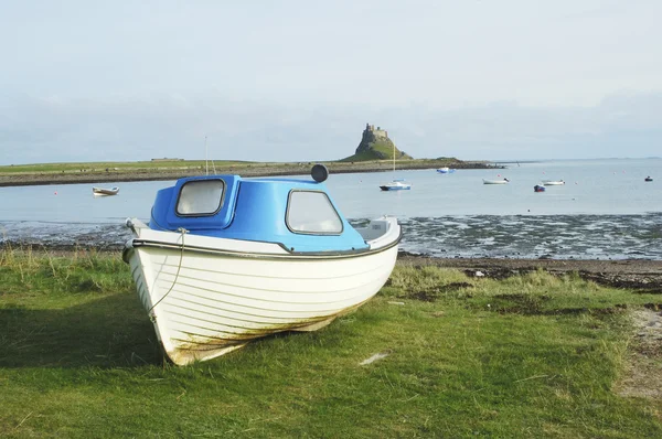 Castelo, baía e barco de Lindisfarne — Fotografia de Stock