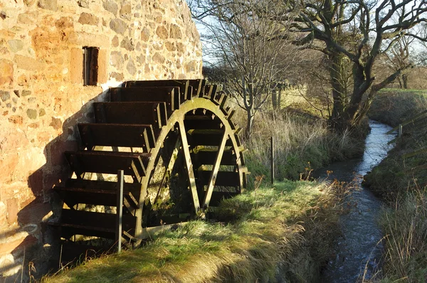 Velho moinho roda e fluxo em Preston Mill, East Linton — Fotografia de Stock