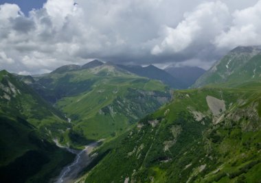 Dağlardaki nehir