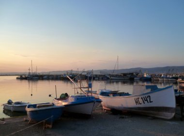 Görünüm Körfezi ve balıkçı tekneleri günbatımında. Bulgaristan, nessebar.