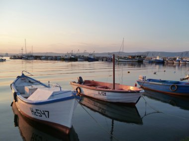 Görünüm Körfezi ve balıkçı tekneleri günbatımında. Bulgaristan, nessebar.