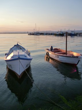 Görünüm Körfezi ve balıkçı tekneleri günbatımında. Bulgaristan, nessebar.