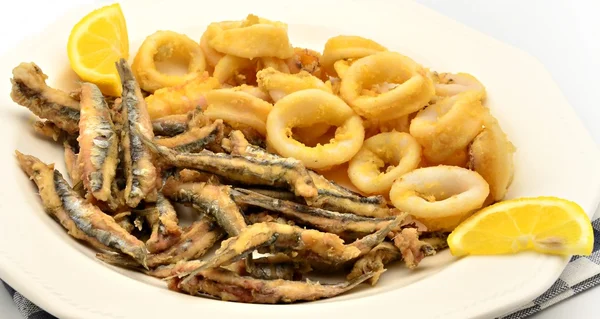 Lulas com anchovas — Fotografia de Stock
