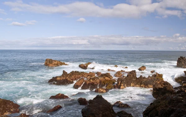 Playa con rocas y olas — Foto de Stock
