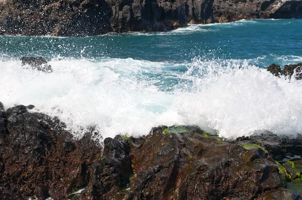 Брызги волн на скалах — стоковое фото