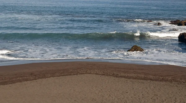 Bølger på stranden - Stock-foto