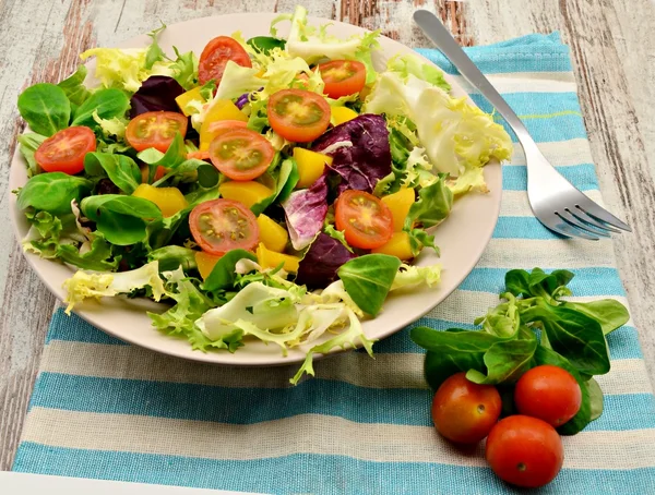 Salada de alface com tomate — Fotografia de Stock