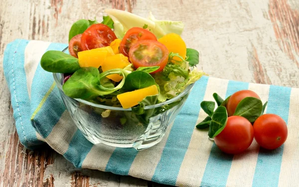 Salade de laitue aux tomates — Photo