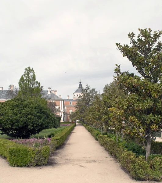 Cesta v zahradách aranjuez — Stock fotografie