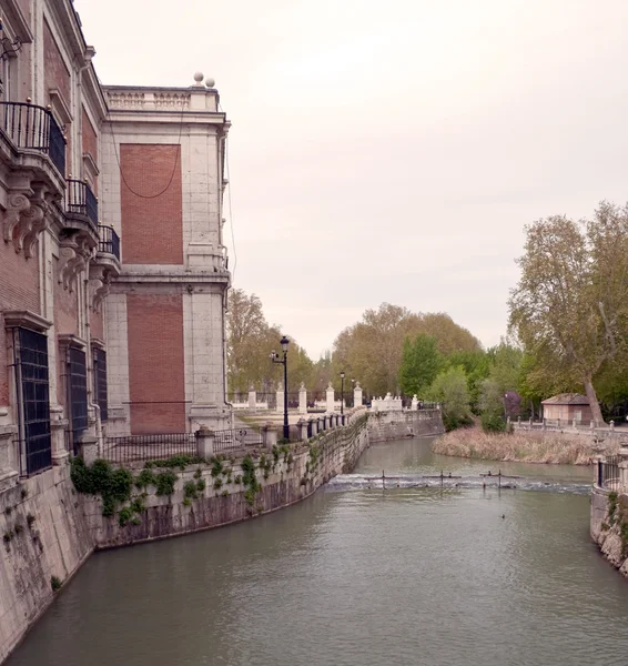 Palacio en la orilla del río —  Fotos de Stock