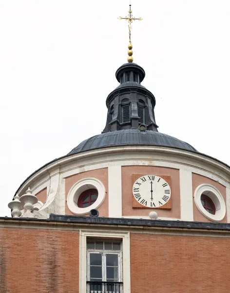 Купол з годинником і хрестом — стокове фото