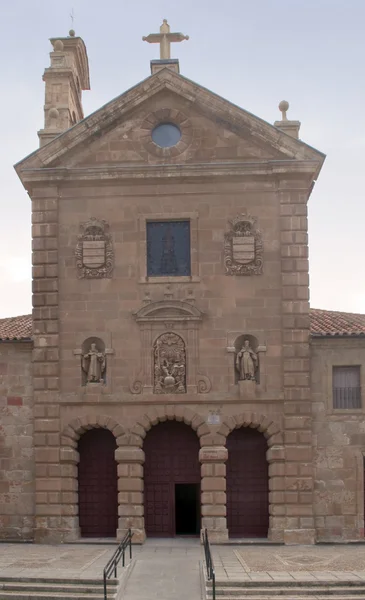 ロマネスク様式の教会のファサード — ストック写真