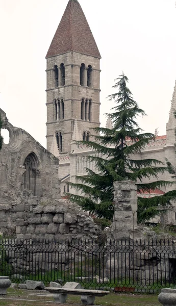 Романская церковь в руинах — стоковое фото