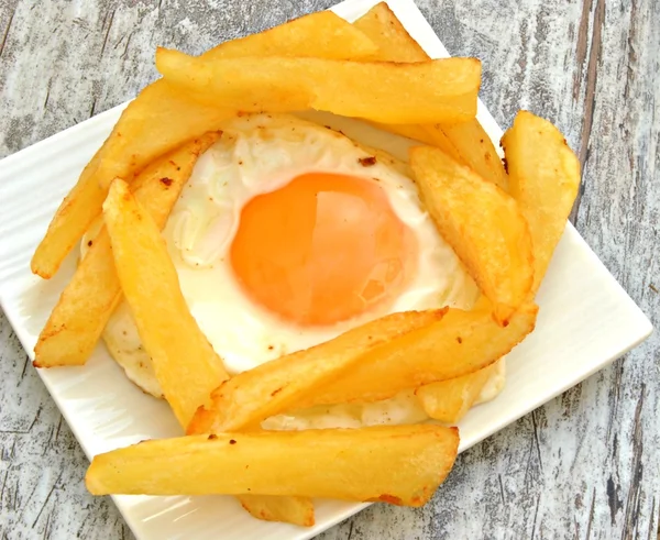 Huevo frito con varias patatas fritas — Foto de Stock