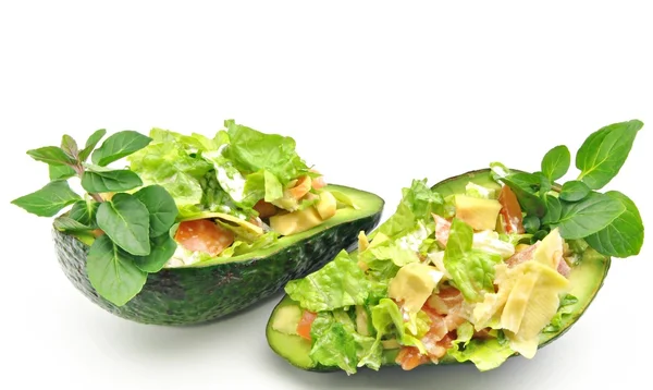 Zwei gefüllte Avocados — Stockfoto