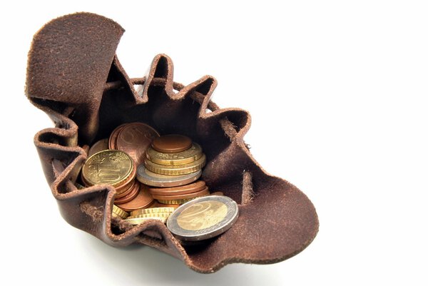 Открытая старая кожаная сумка
