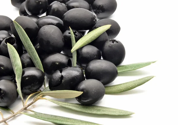 Černé olivy s olivové listy — Stock fotografie