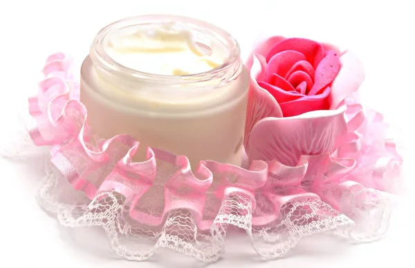 Maceta de crema con una rosa —  Fotos de Stock