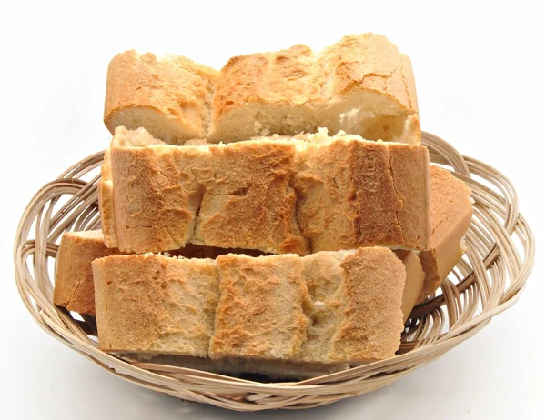 Кусочки хлеба в корзине — стоковое фото