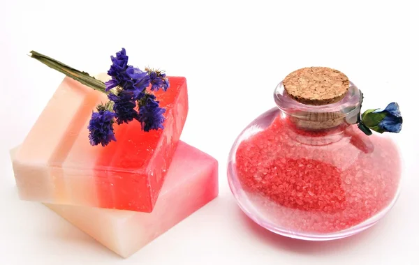 Červené mýdlo s koupelové soli — Stock fotografie