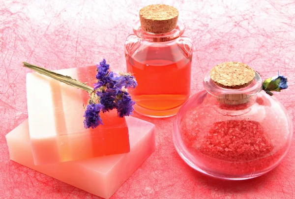 Червоне мило з солями ванн — стокове фото