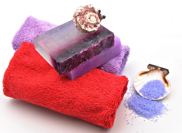 Ručníky a mýdlo barvy — Stock fotografie
