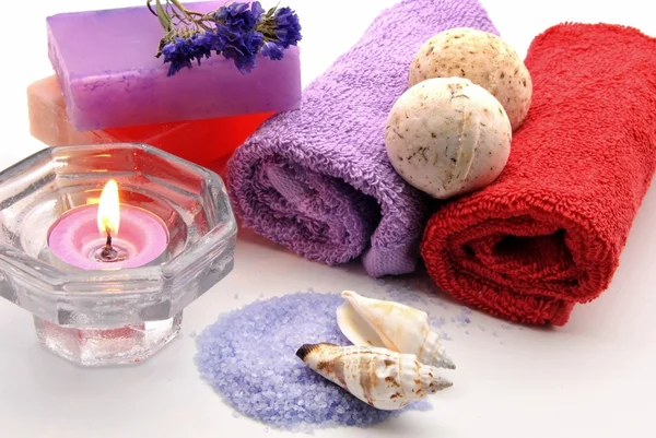 Полотенца и мыло цветные — стоковое фото