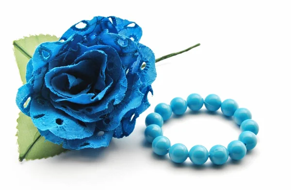 Bracciale e fiori blu — Foto Stock