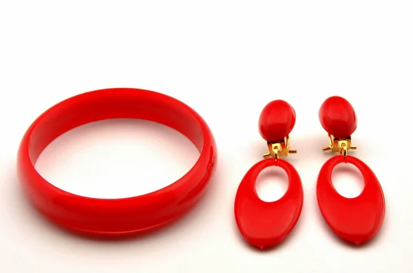 Två örhängen röd av röda armband — Stockfoto