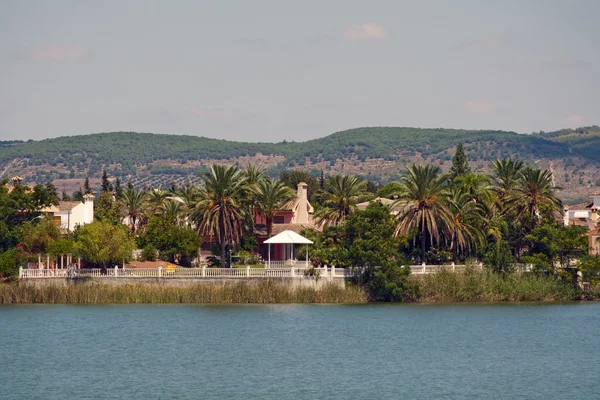 Озеро с домами — стоковое фото