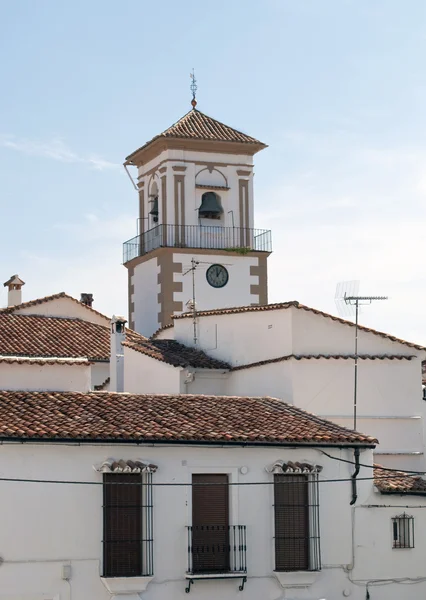 Les maisons blanches avec une cloche — Photo