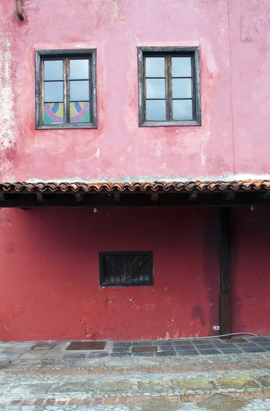Zwei Fenster über einem Dach — Stockfoto