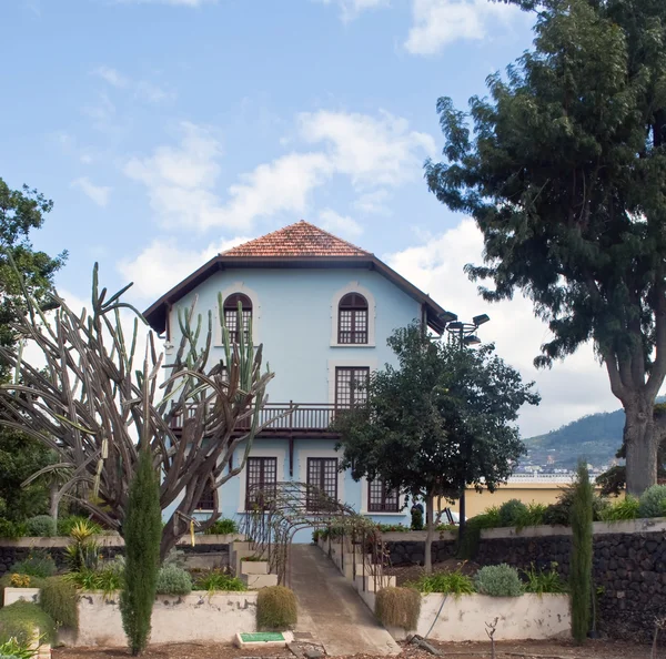 Rumah kolonial biru — Stok Foto