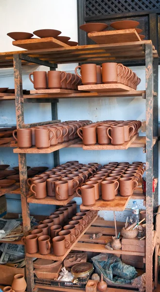 Полки с вазами — стоковое фото