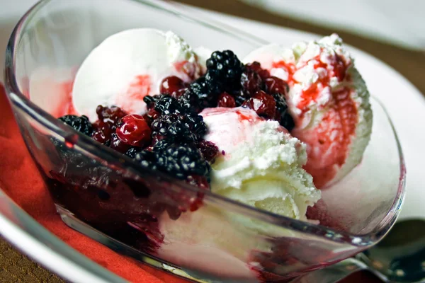 Icecream And Berries — Stock Photo, Image