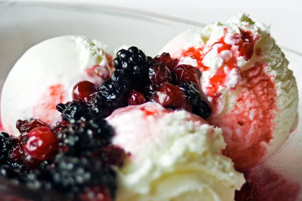 Icecream And Berries — Stock Photo, Image