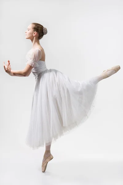 Schöne Ballerina tanzt in einem weißen Kleid lizenzfreie Stockfotos
