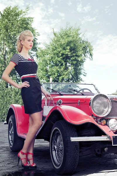 Elegantes Mädchen posiert in der Nähe des Autos Stockbild