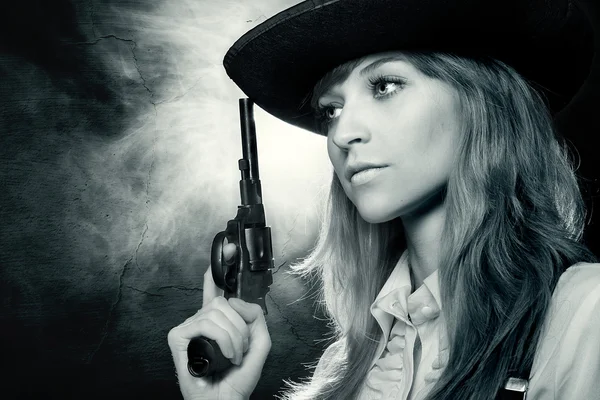 Schönes Mädchen mit Hut, mit Revolver — Stockfoto