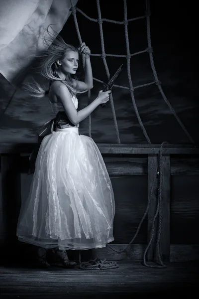 Belle fille en robe blanche sur un pont du voilier . — Photo
