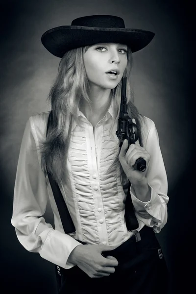 Piękna dziewczyna w kapeluszu odgrywa rewolwer — Zdjęcie stockowe