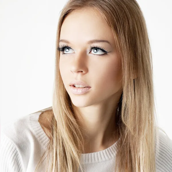 Portret van de mooie blonde met blauwe ogen — Stockfoto