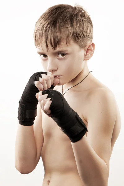Junge der Boxer trainiert Schlag in Gurt — Stockfoto
