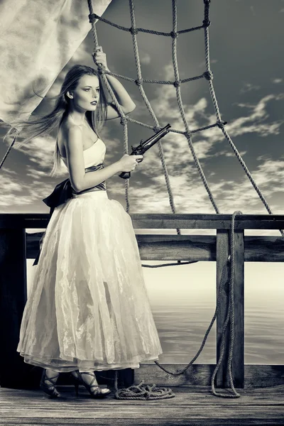 Hermosa chica en vestido blanco en la cubierta del barco de vela —  Fotos de Stock