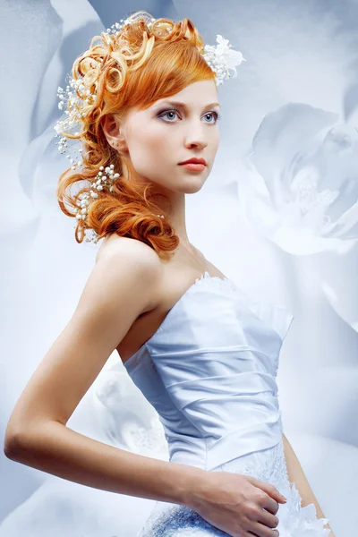 Vacker flicka i brudklänning med kreativa hår. — Stockfoto