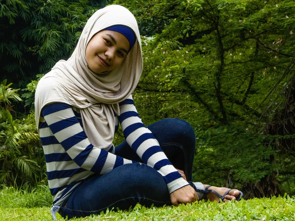 Indonesia moslim gadis di taman tersenyum — Stok Foto