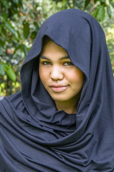 Ινδονησιακά-moslim κορίτσι σε ένα μαύρο μαντήλι — Φωτογραφία Αρχείου