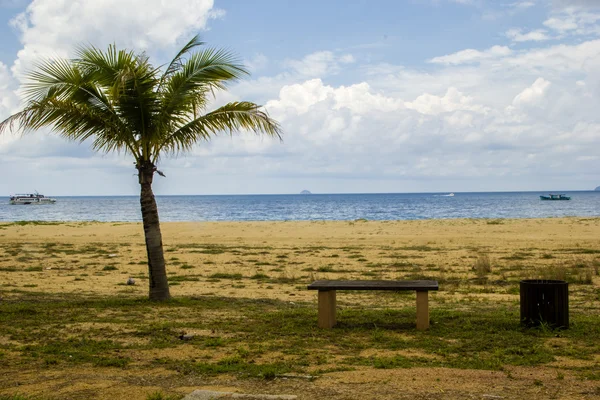 在海滩上的一条长凳 — 图库照片
