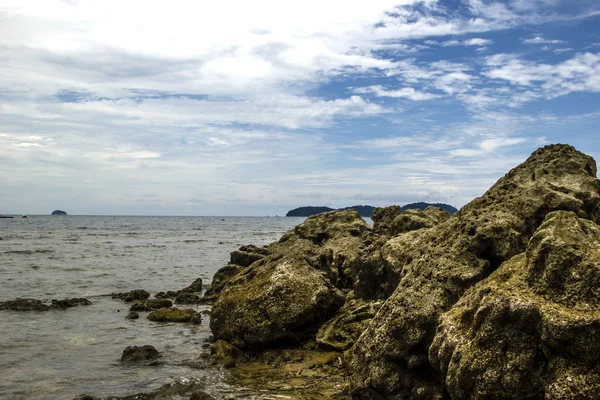 Capa marinha com costa rochosa — Fotografia de Stock